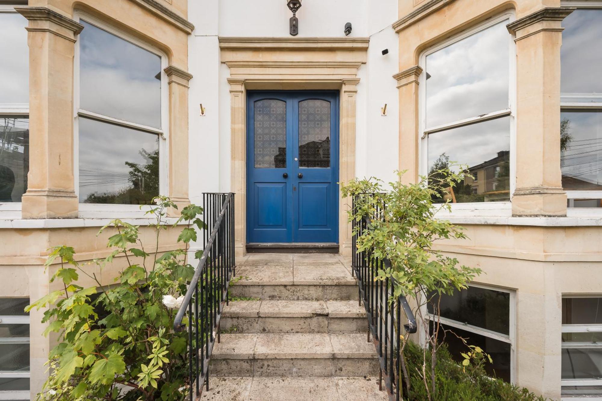 Luxurious Victorian In Charming Cotham Villa