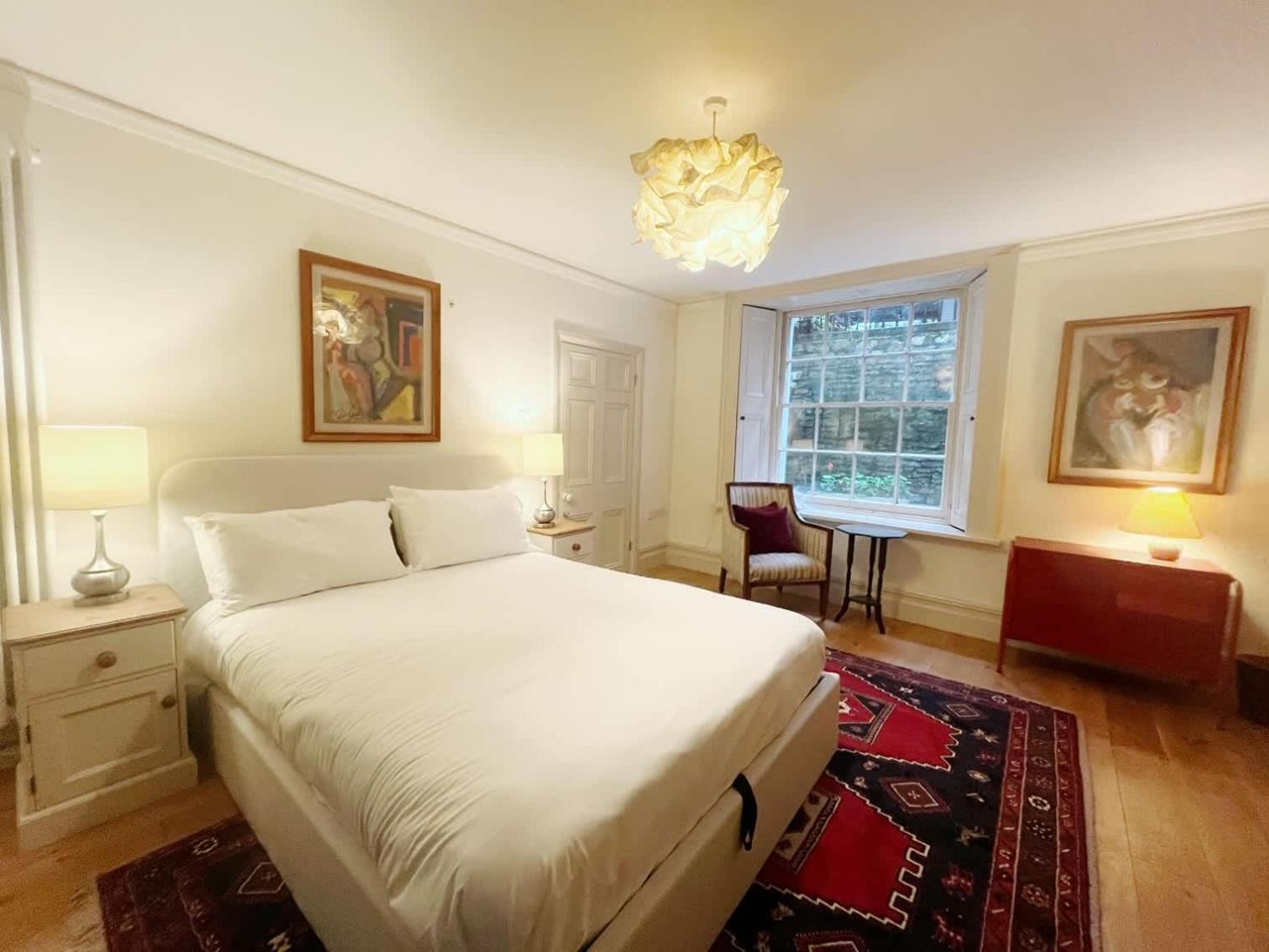 One Bedroom Basement Flat In Canynge Square Apartment *