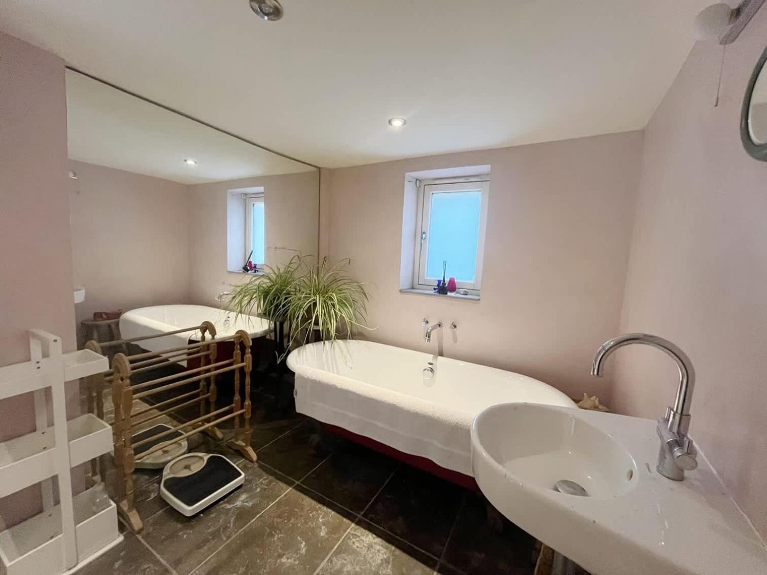 One Bedroom Basement Flat In Canynge Square *