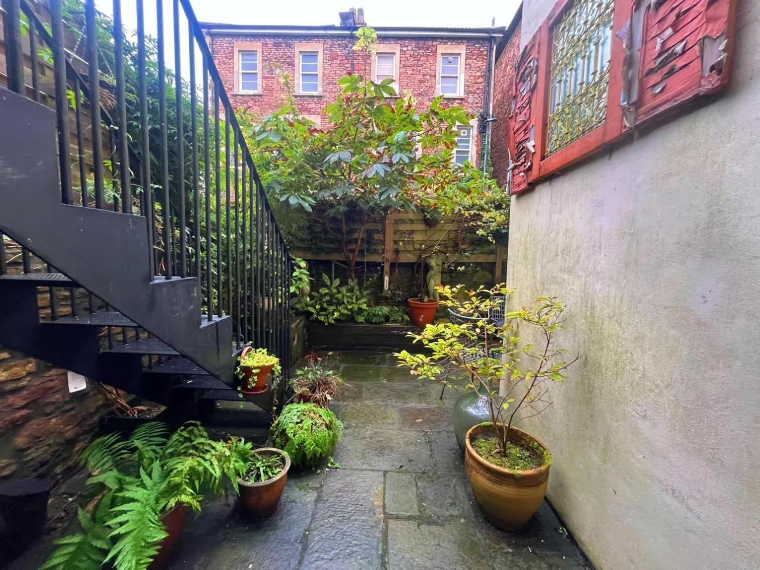 One Bedroom Basement Flat In Canynge Square *