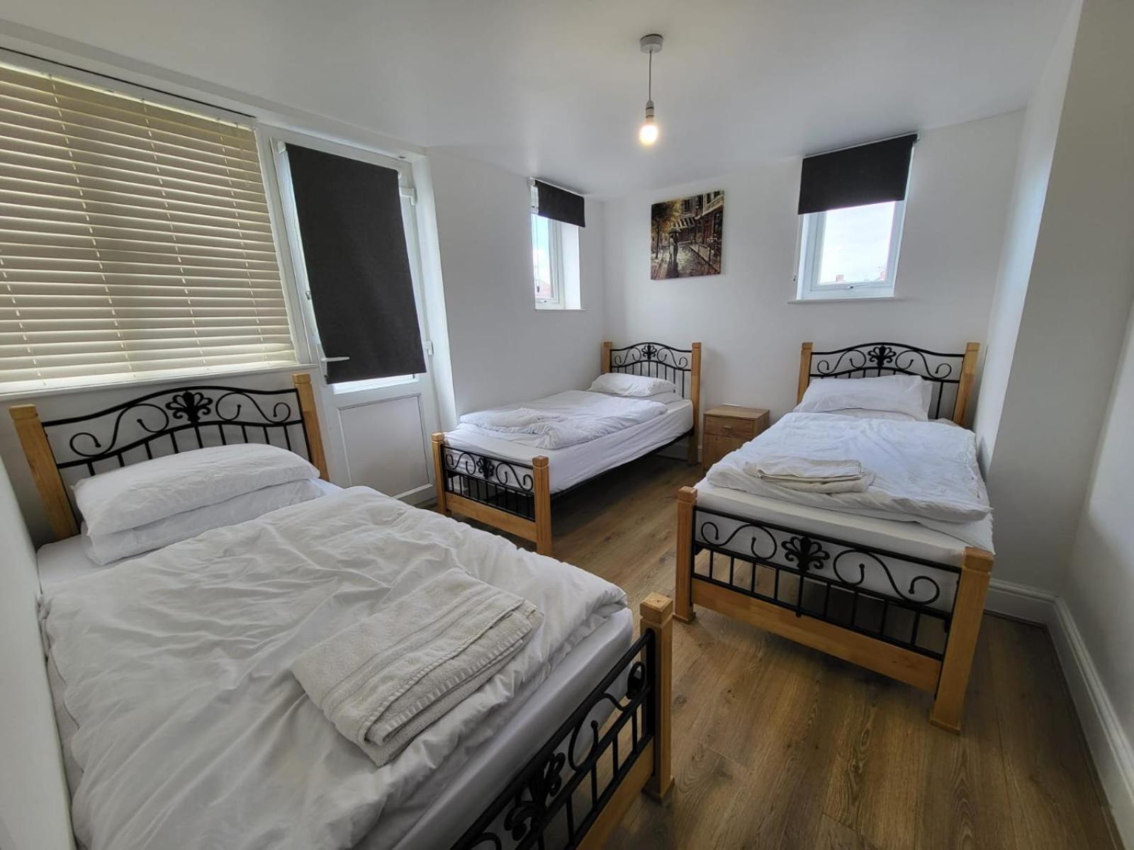 Serene 1 Bedroom, 3 Single Beds * Bristol