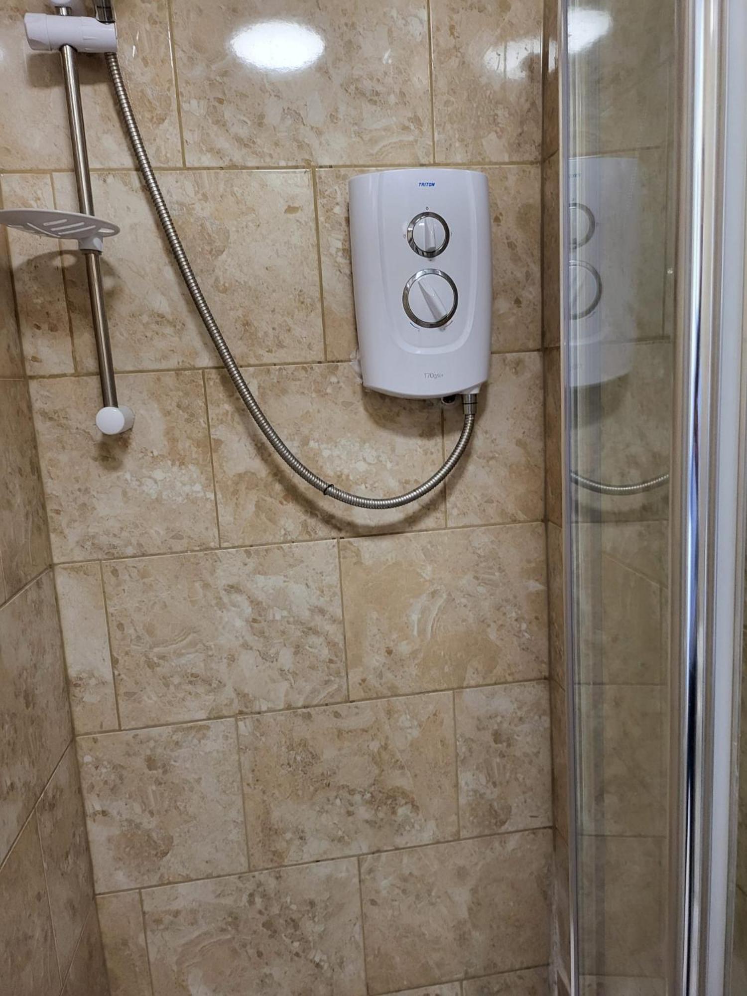Serene 1 Bedroom, 3 Single Beds * Bristol