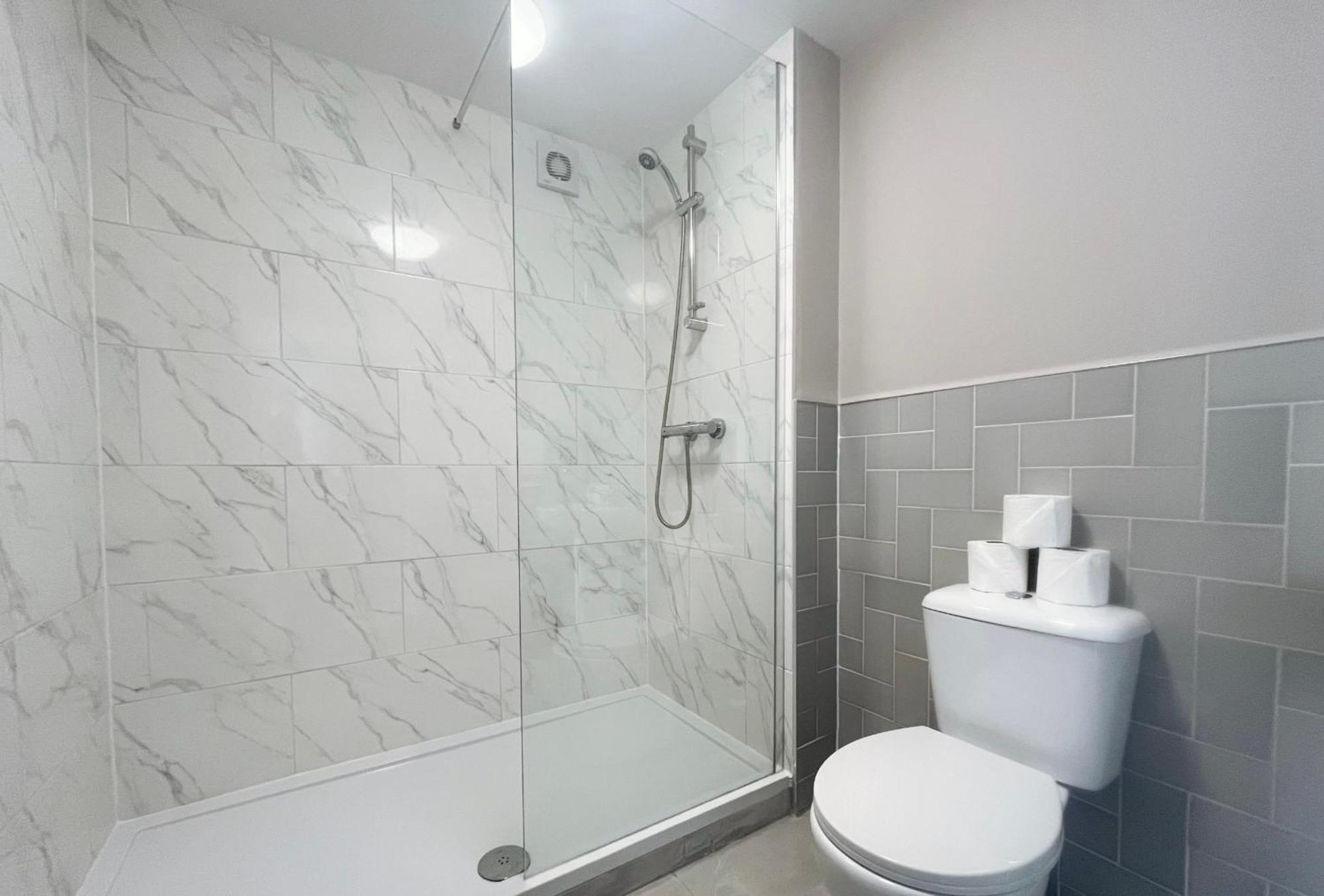Apartment Three Bedroom Flat In Gloucester Road North With Parking