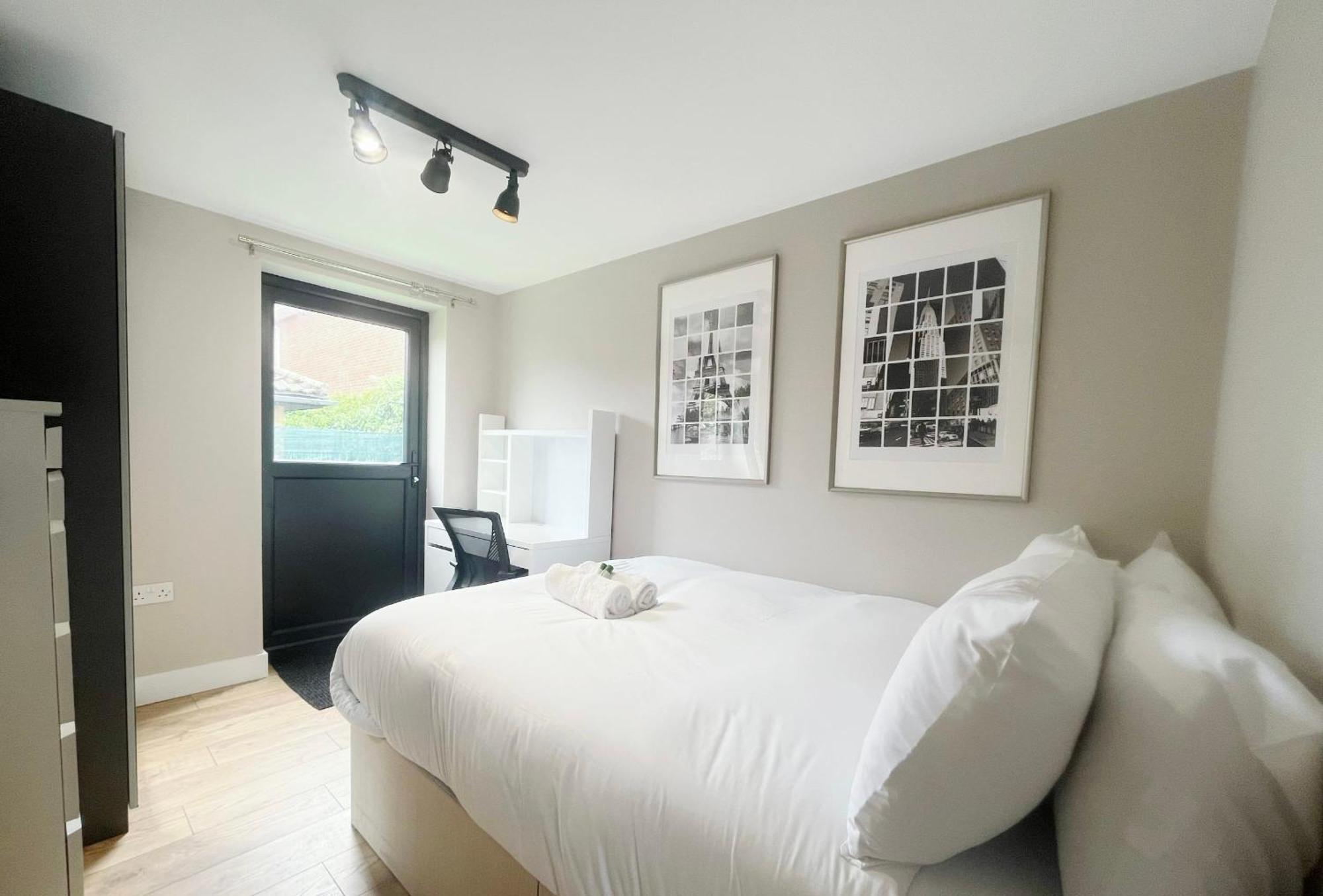Three Bedroom Flat In Gloucester Road North With Parking Bristol