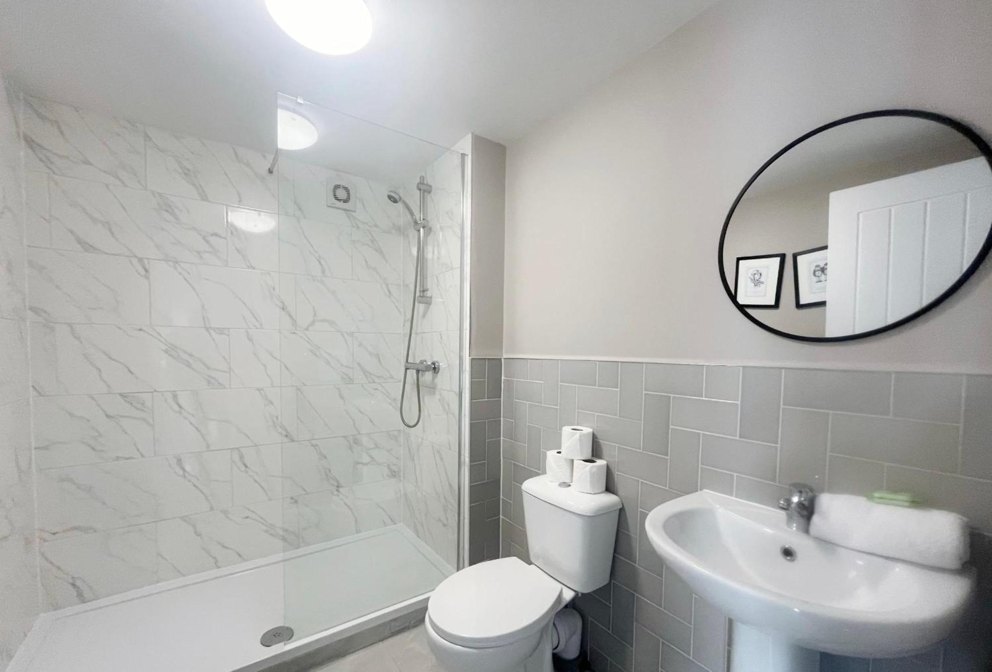 Three Bedroom Flat In Gloucester Road North With Parking Apartment *