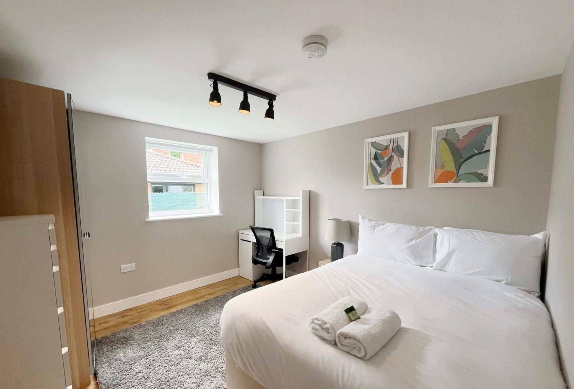 Three Bedroom Flat In Gloucester Road North With Parking