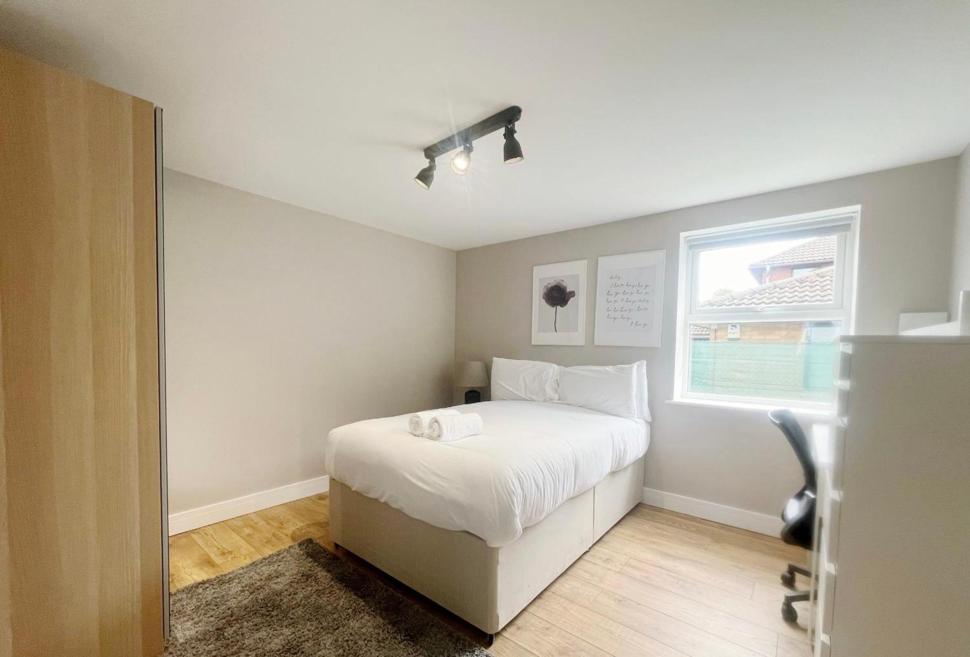 Three Bedroom Flat In Gloucester Road North With Parking Apartment