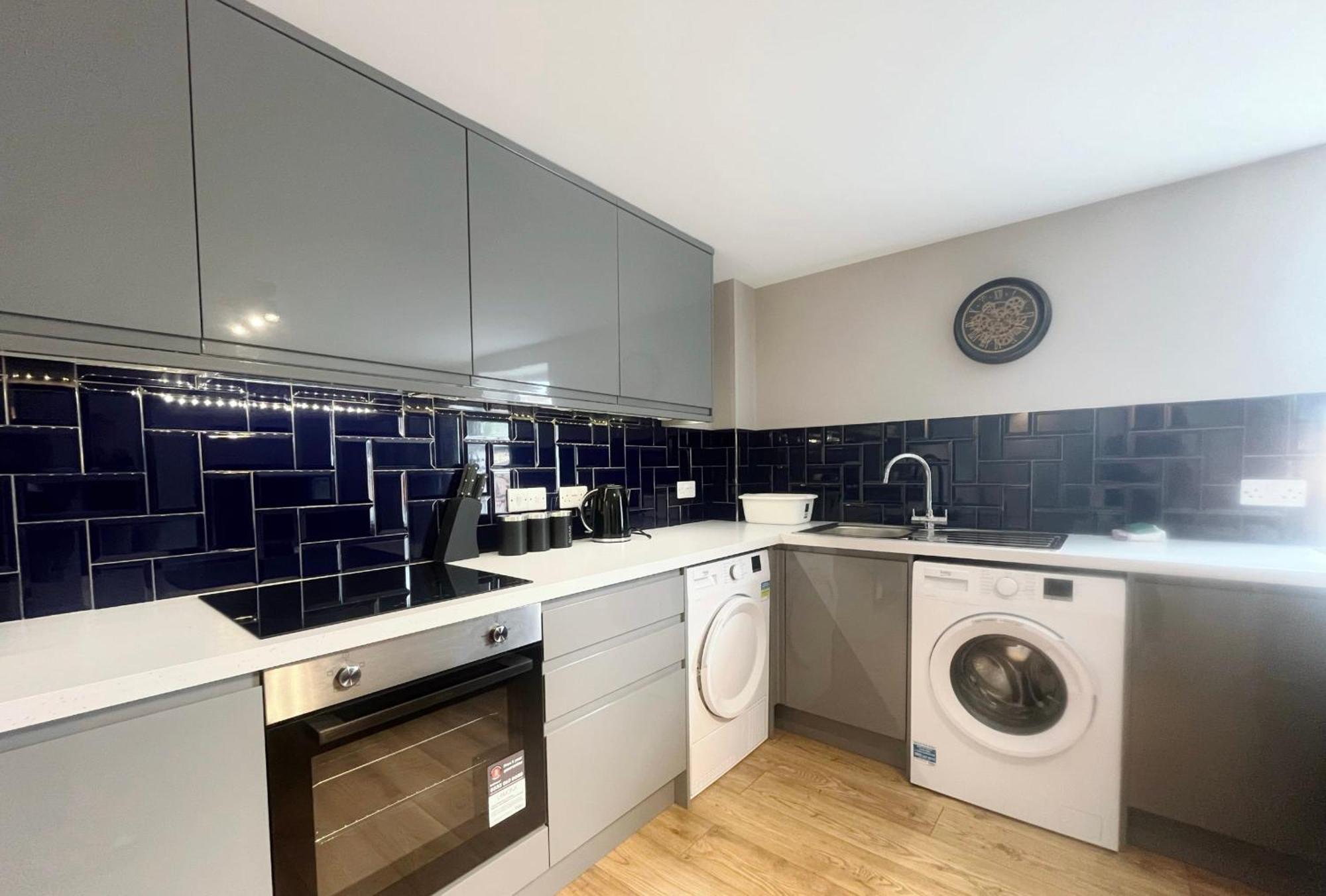 Three Bedroom Flat In Gloucester Road North With Parking *