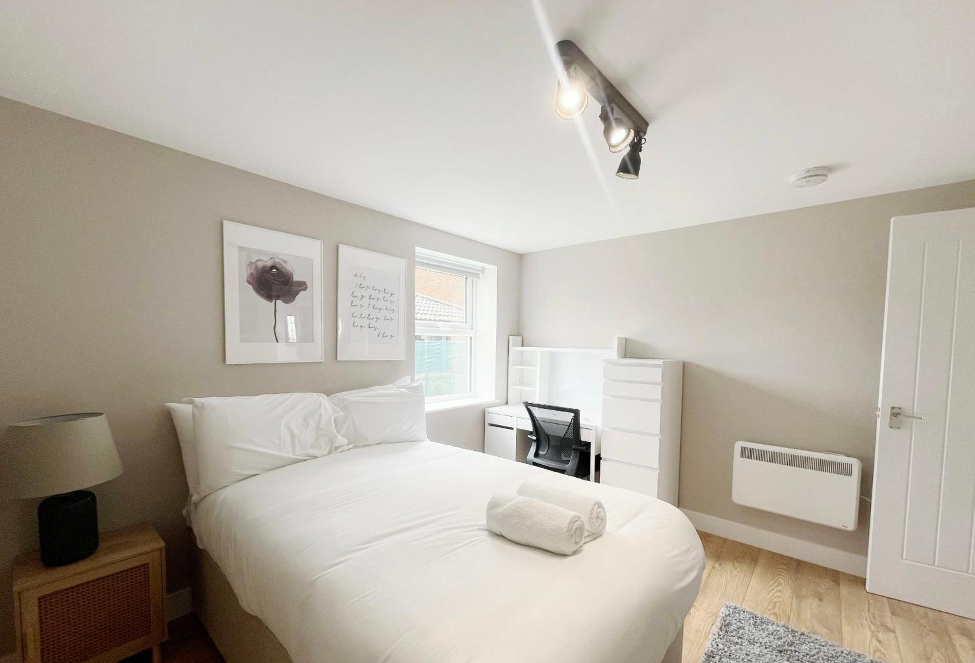 Apartment Three Bedroom Flat In Gloucester Road North With Parking