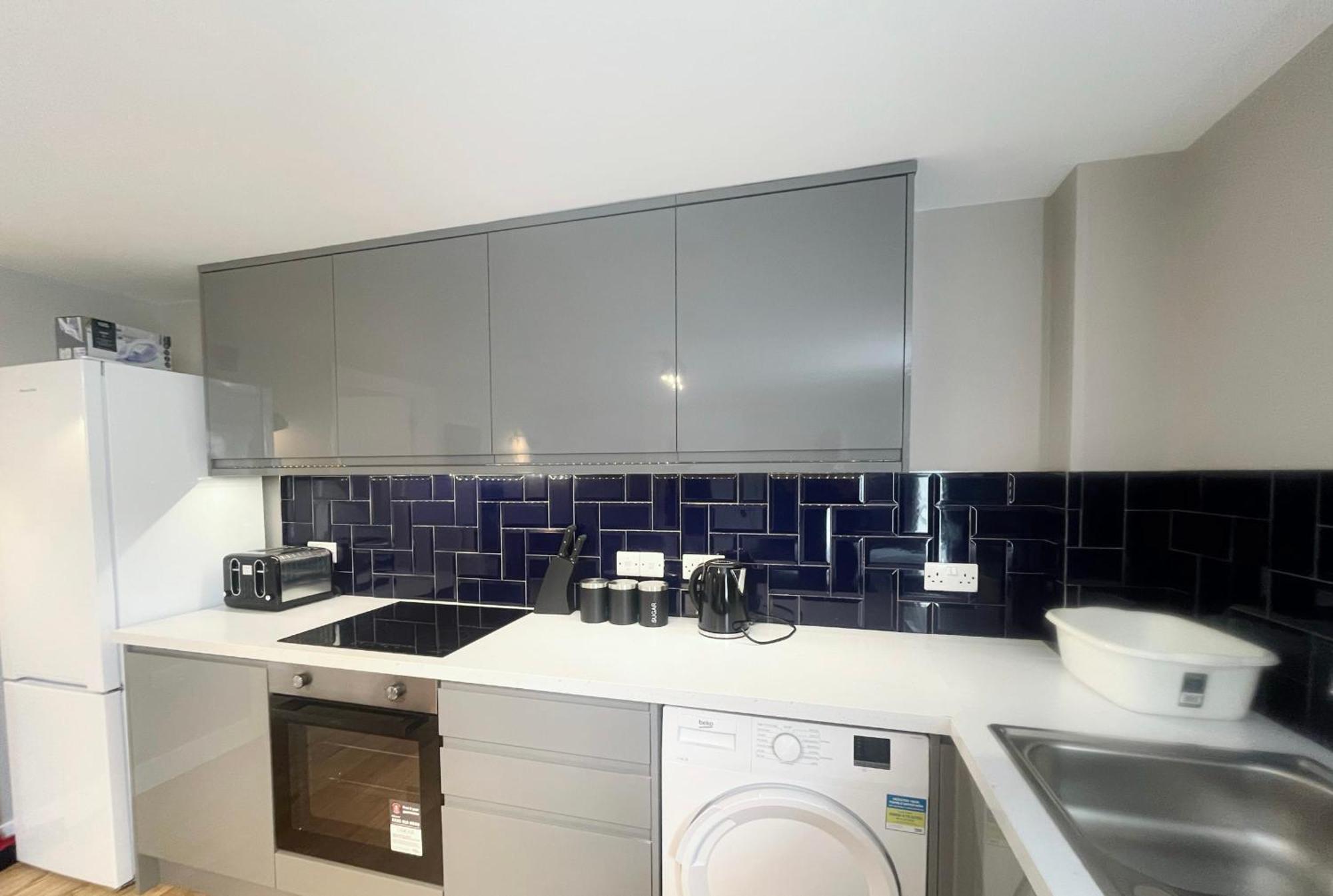 Three Bedroom Flat In Gloucester Road North With Parking * Bristol