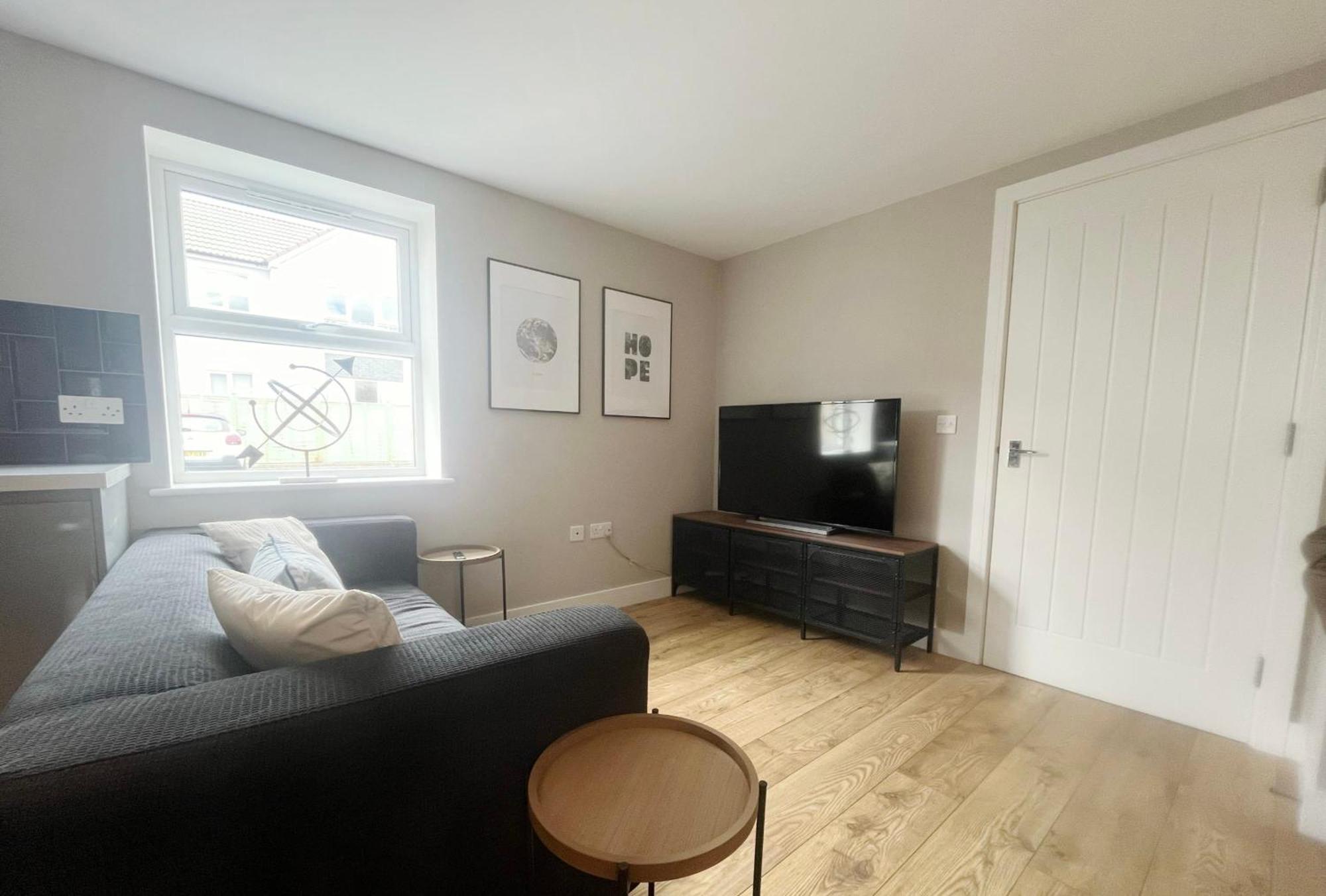 Three Bedroom Flat In Gloucester Road North With Parking