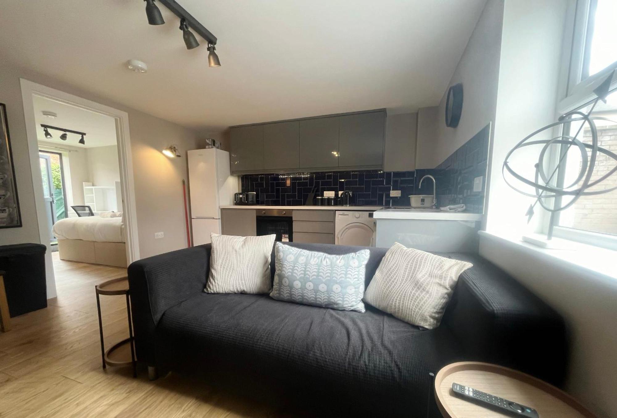 Three Bedroom Flat In Gloucester Road North With Parking Apartment
