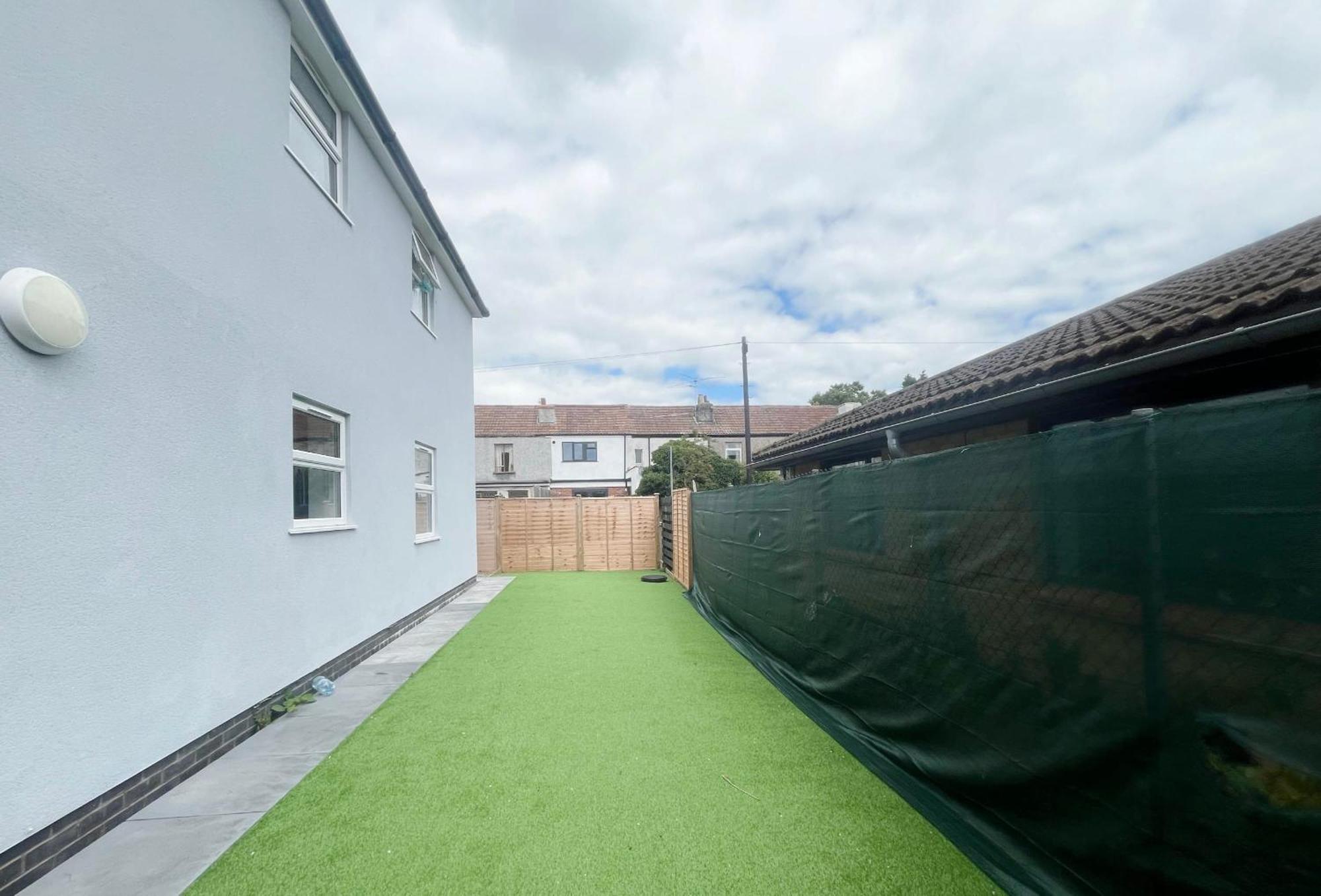 Apartment Three Bedroom Flat In Gloucester Road North With Parking