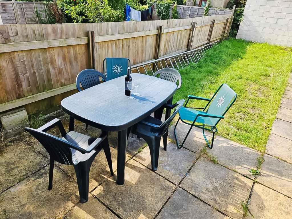 Holiday home Spacious 5-bed With Parking,wifi & Self Check-in *