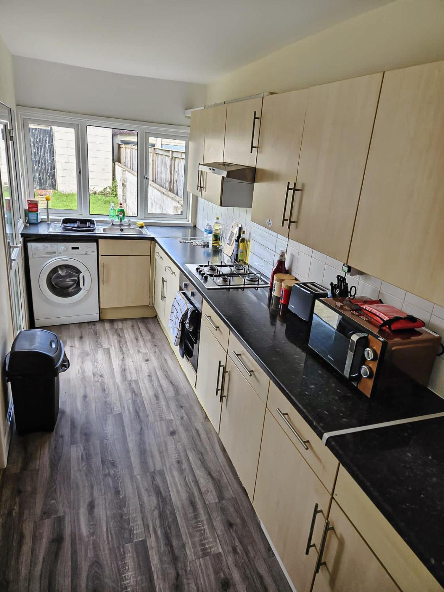 Spacious 5-bed With Parking,wifi & Self Check-in Holiday home *