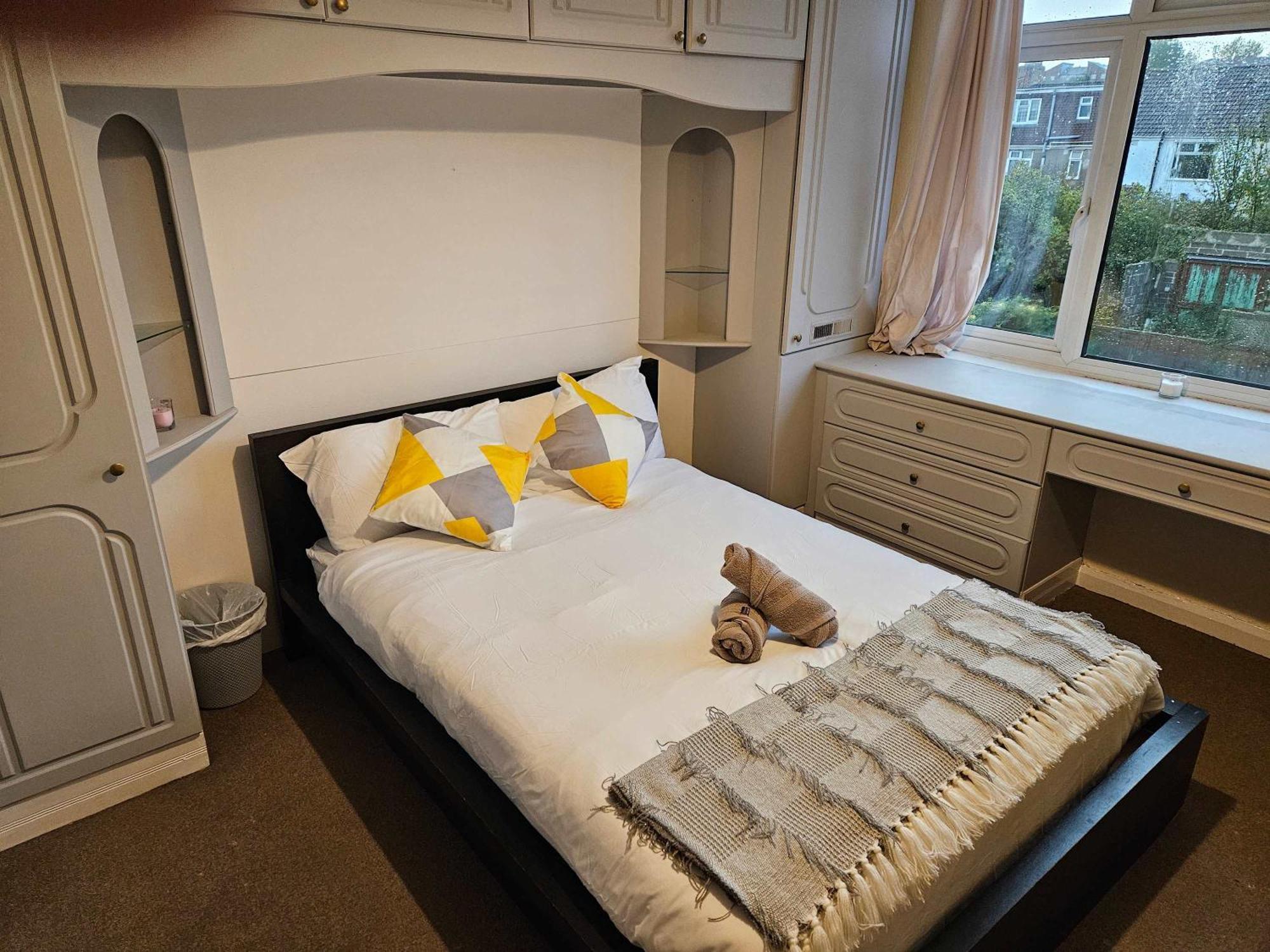 Spacious 5-bed With Parking,wifi & Self Check-in Holiday home *