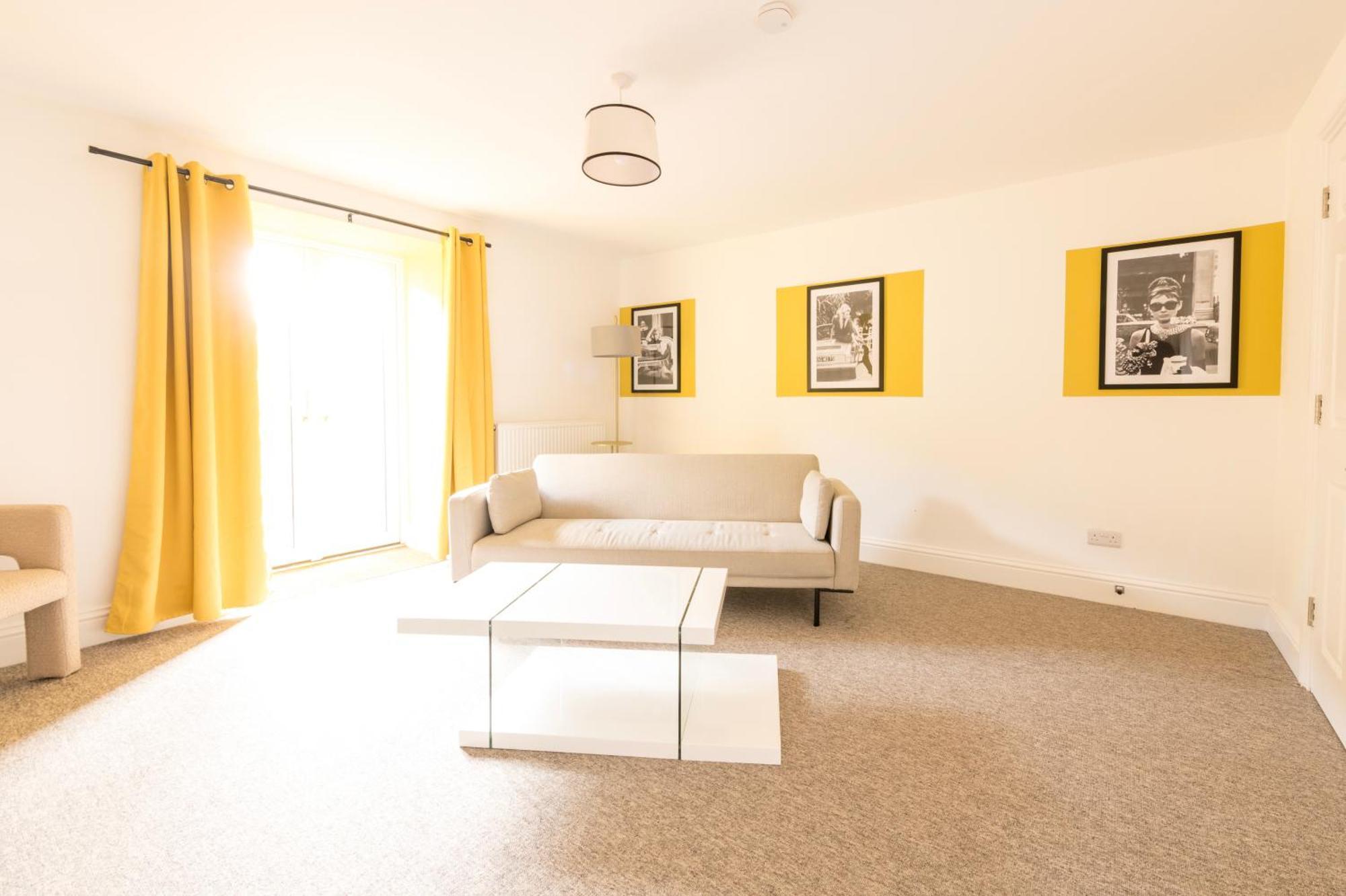 Breakfast At Tiffany's Theme With Free Parking By Prescott Apartment Bristol