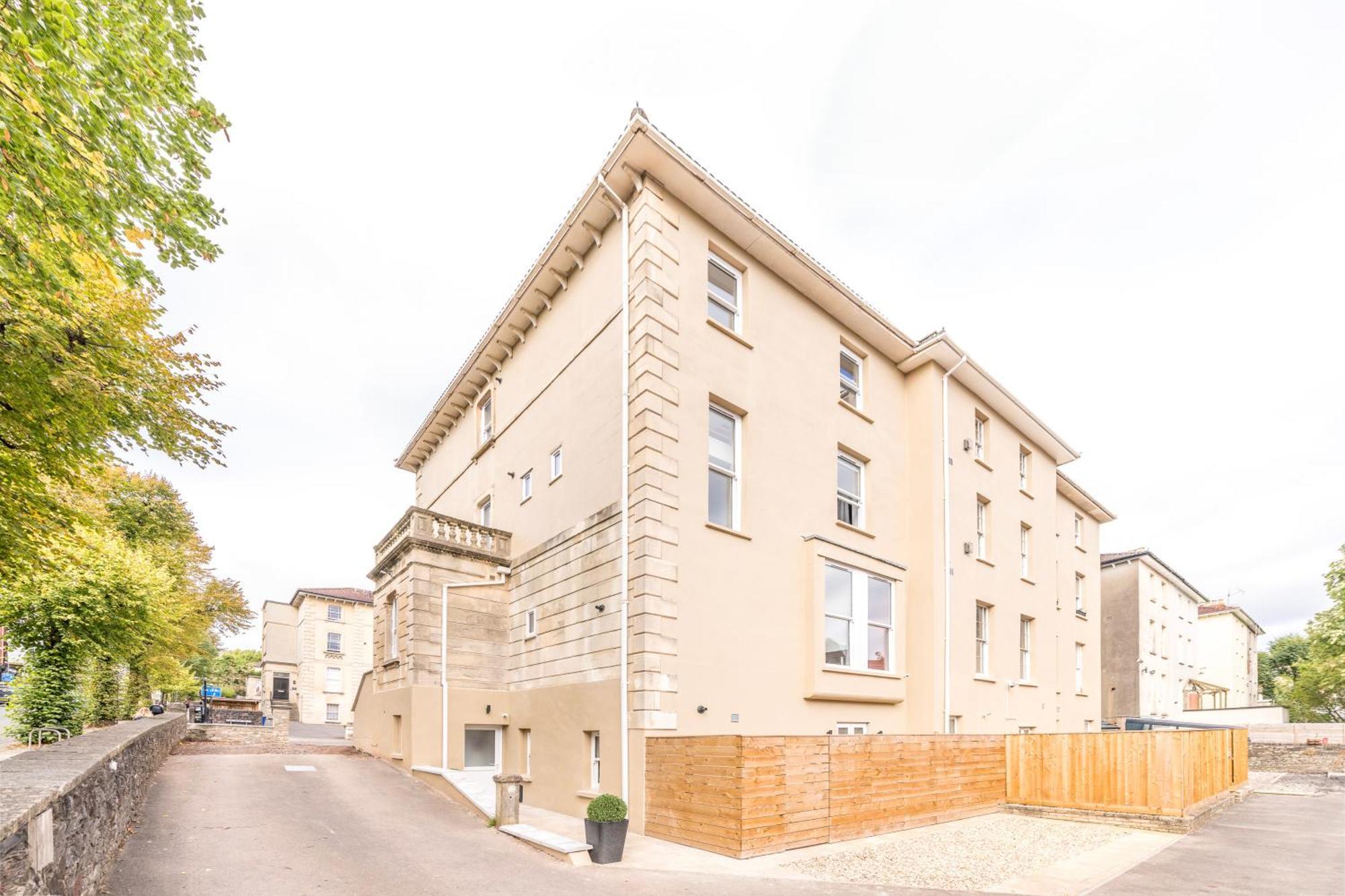 Breakfast At Tiffany's Theme With Free Parking By Prescott * Bristol