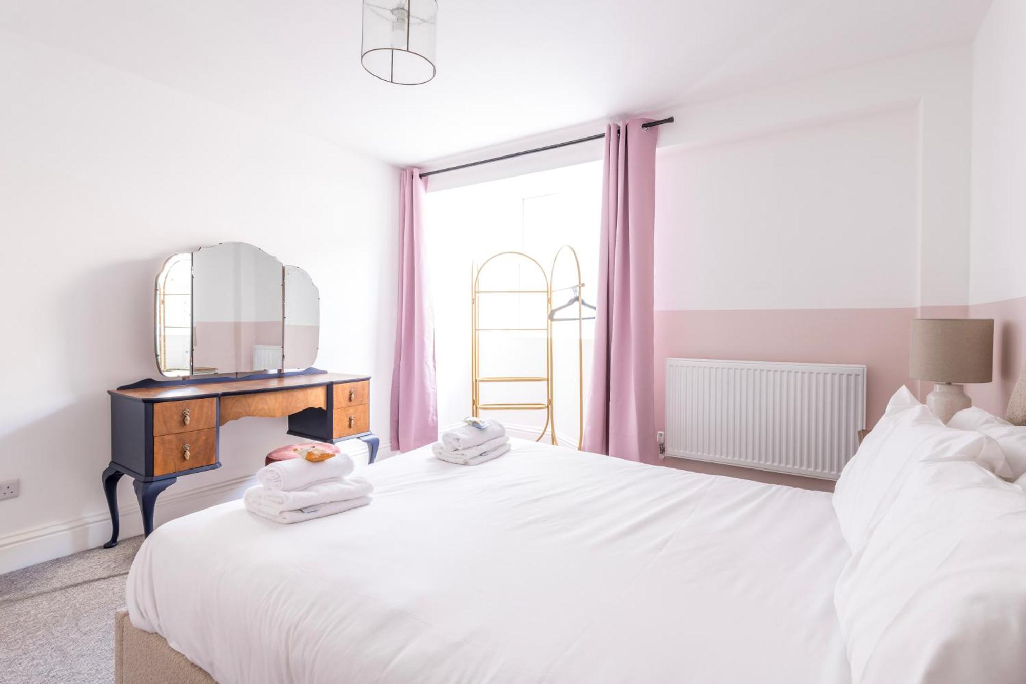 Apartment Breakfast At Tiffany's Theme With Free Parking By Prescott Bristol
