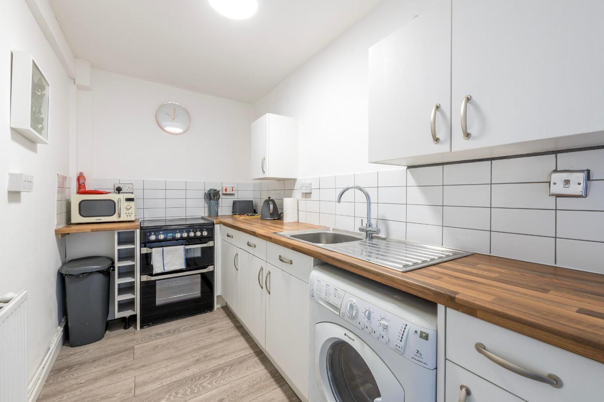 Central, Contractors, Families, Free Parking By Prescott Apartments Apartment