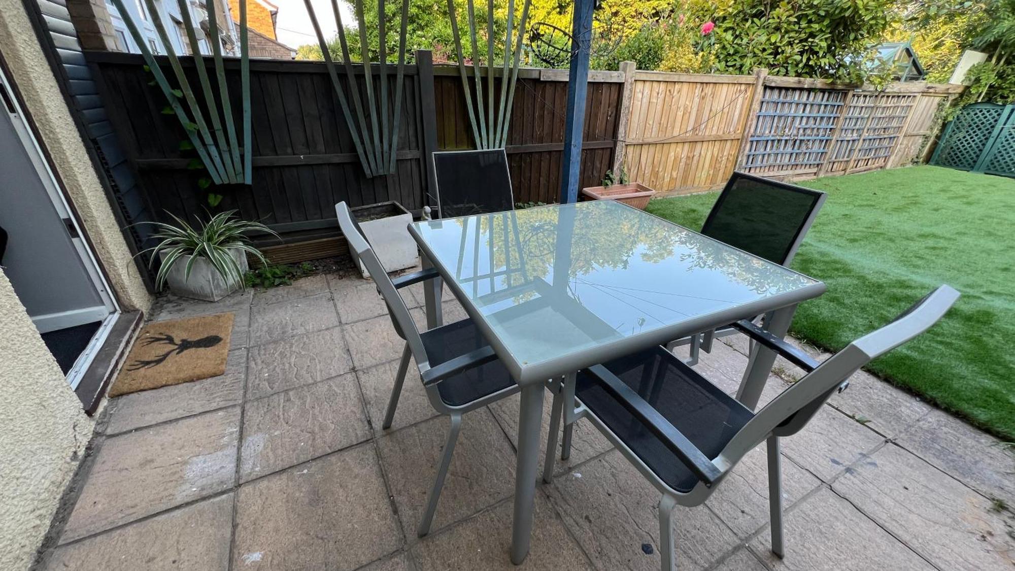No10 - 2 Bedroom House With Private Garden And Parking *