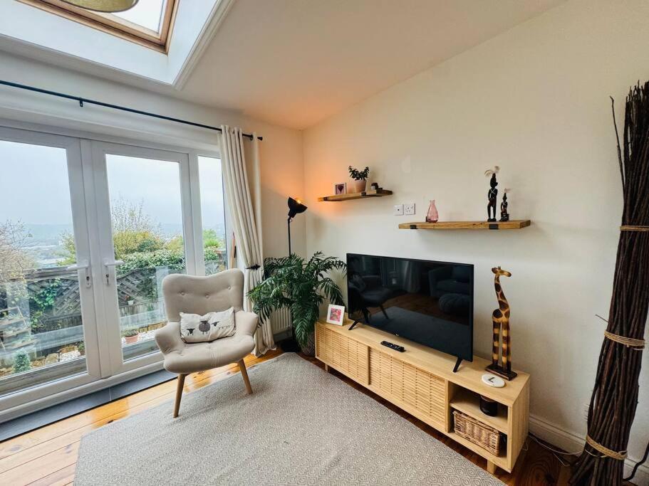 Stylish With Stunning Views Apartment