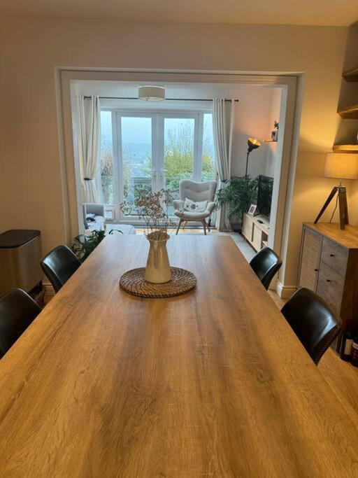 Stylish With Stunning Views Apartment