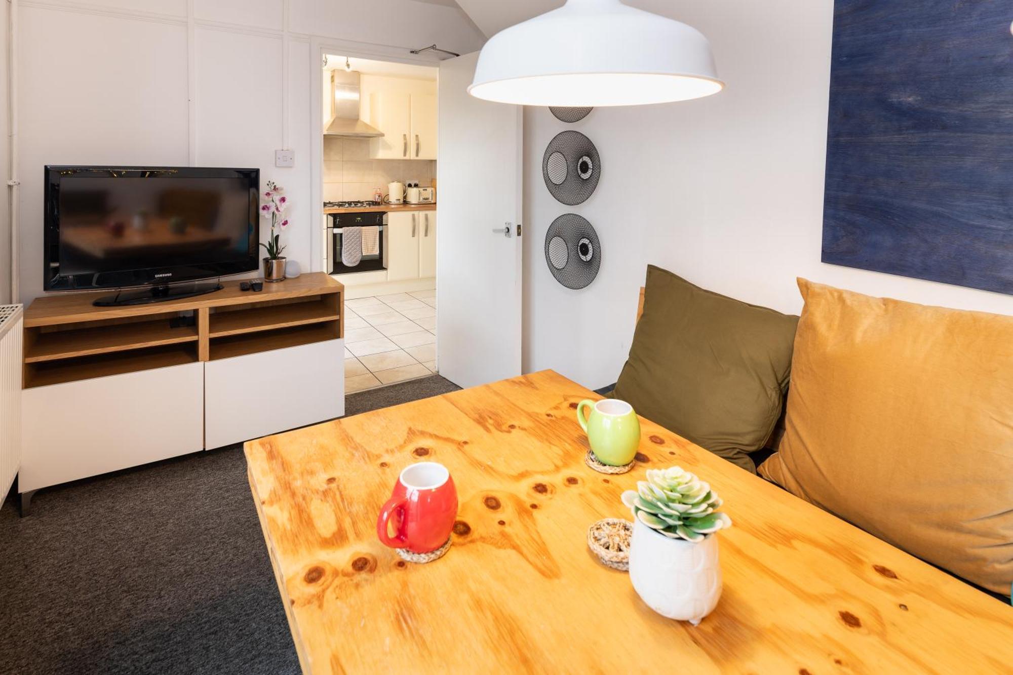 Brett - Horfield - Away From - Sleeps 7 Holiday home Bristol