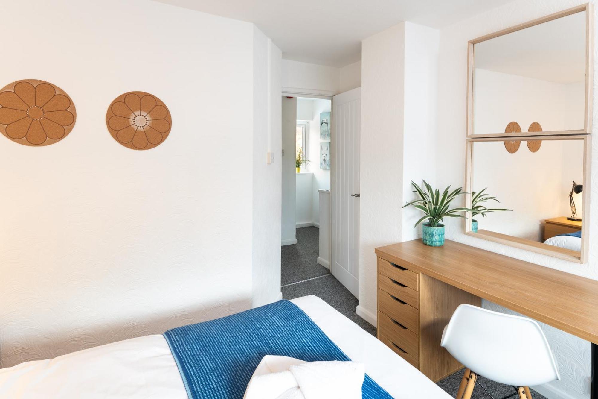 Brett - Horfield - Away From - Sleeps 7 Holiday home Bristol