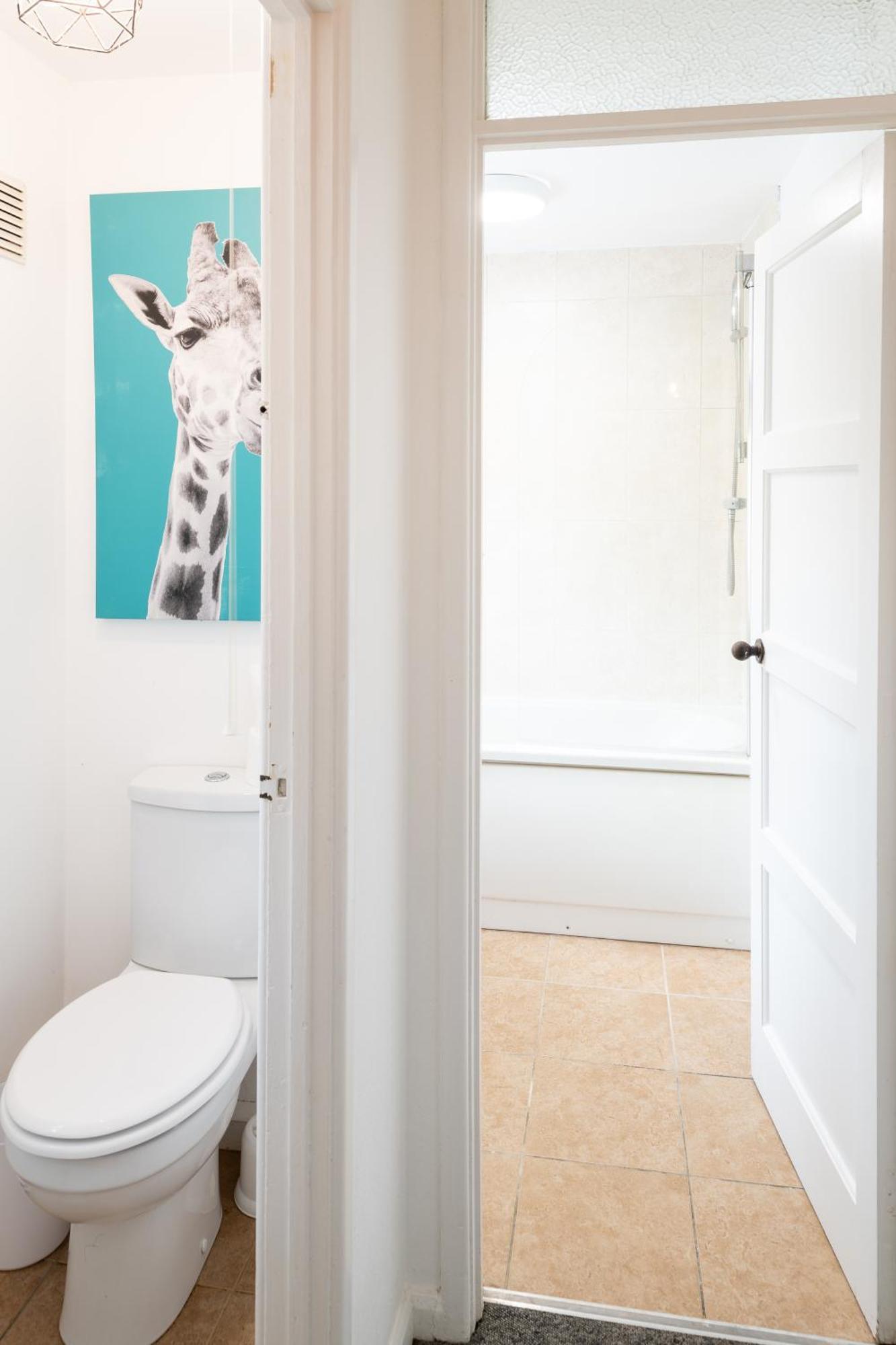 Brett - Horfield - Away From - Sleeps 7 Holiday home Bristol