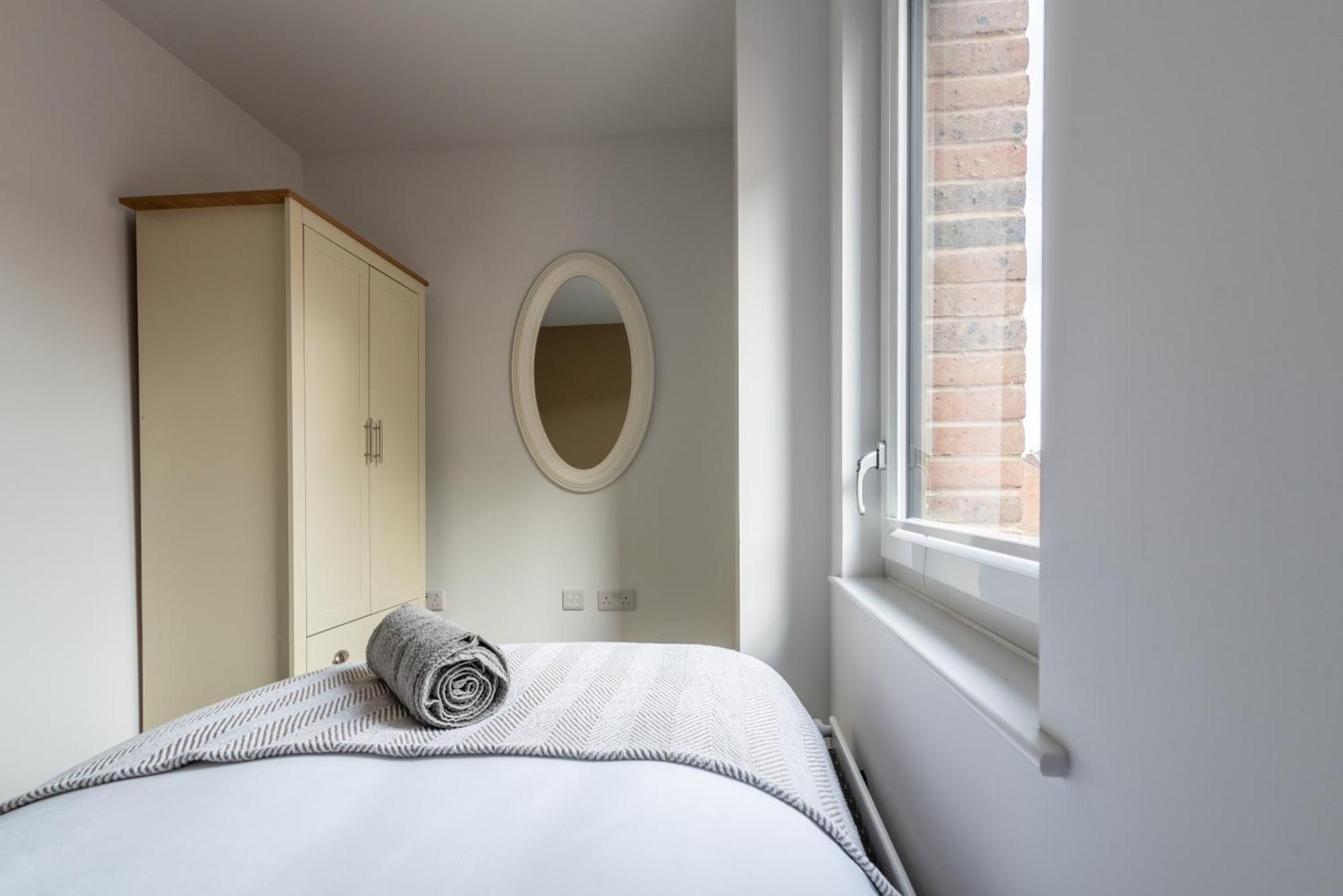 Modern 5 Bedroom Town House With Off St Parking