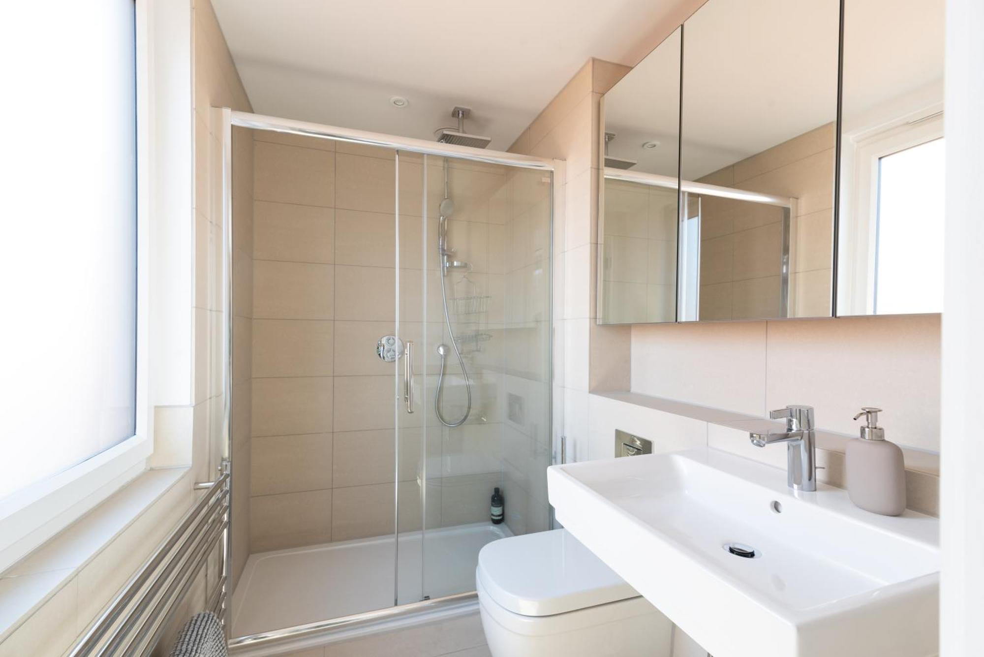 Modern 5 Bedroom Town House With Off St Parking * Bristol