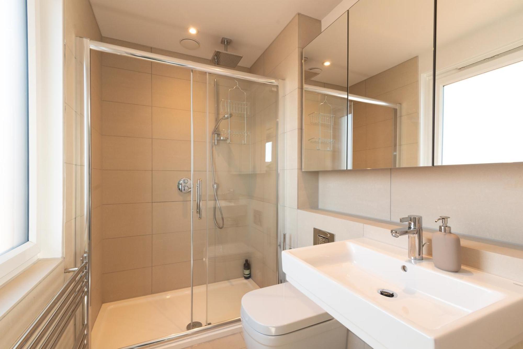 Modern 5 Bedroom Town House With Off St Parking Holiday home