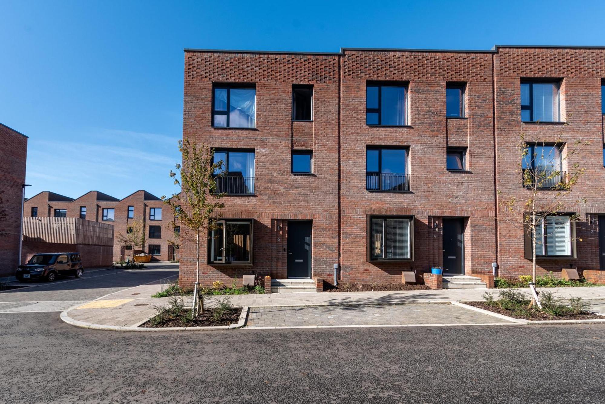 Modern 5 Bedroom Town House With Off St Parking Holiday home *