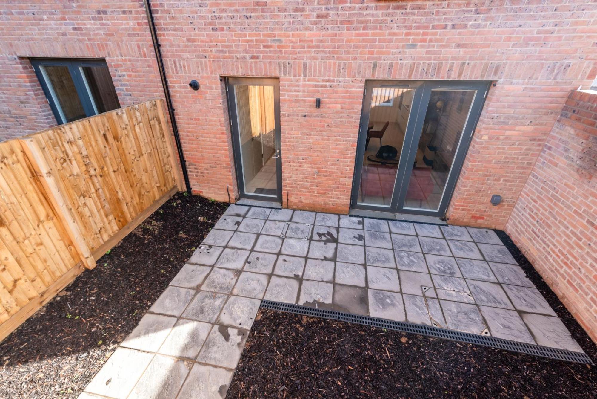Modern 5 Bedroom Town House With Off St Parking *