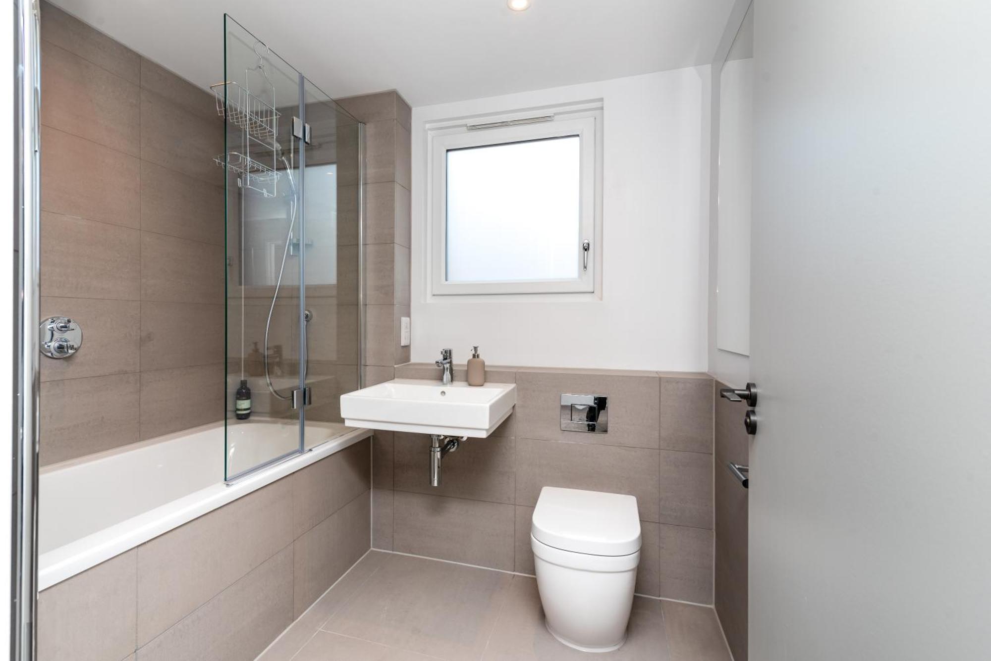 Holiday home Modern 5 Bedroom Town House With Off St Parking Bristol
