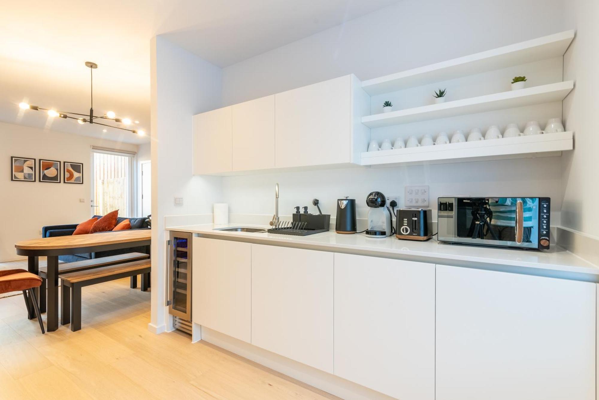 Modern 5 Bedroom Town House With Off St Parking * Bristol