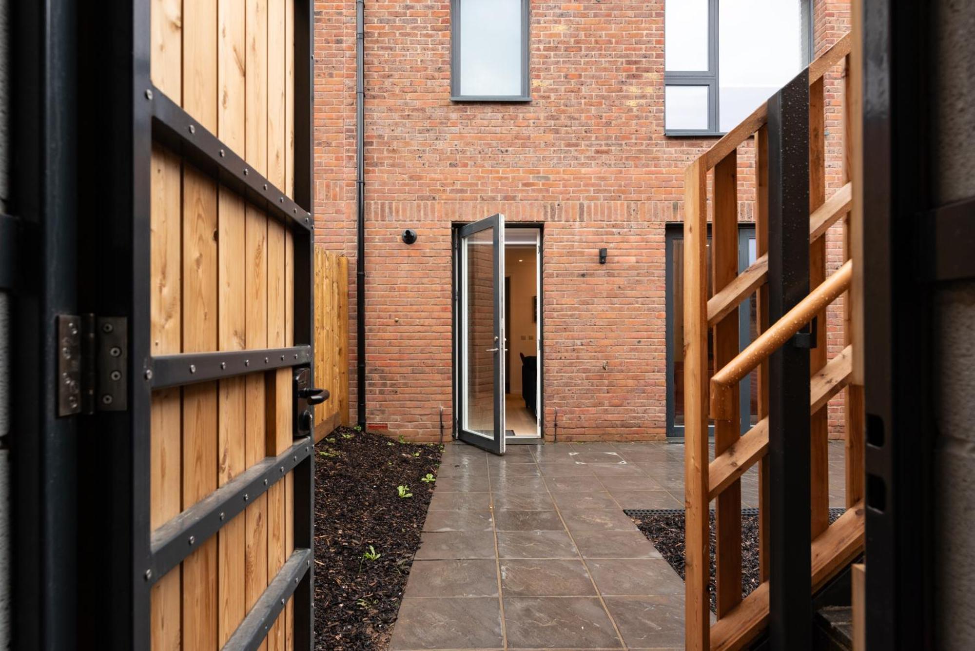 Modern 5 Bedroom Town House With Off St Parking Holiday home
