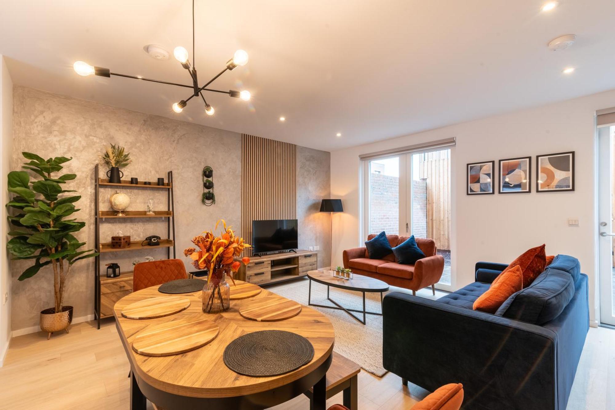 Modern 5 Bedroom Town House With Off St Parking Holiday home