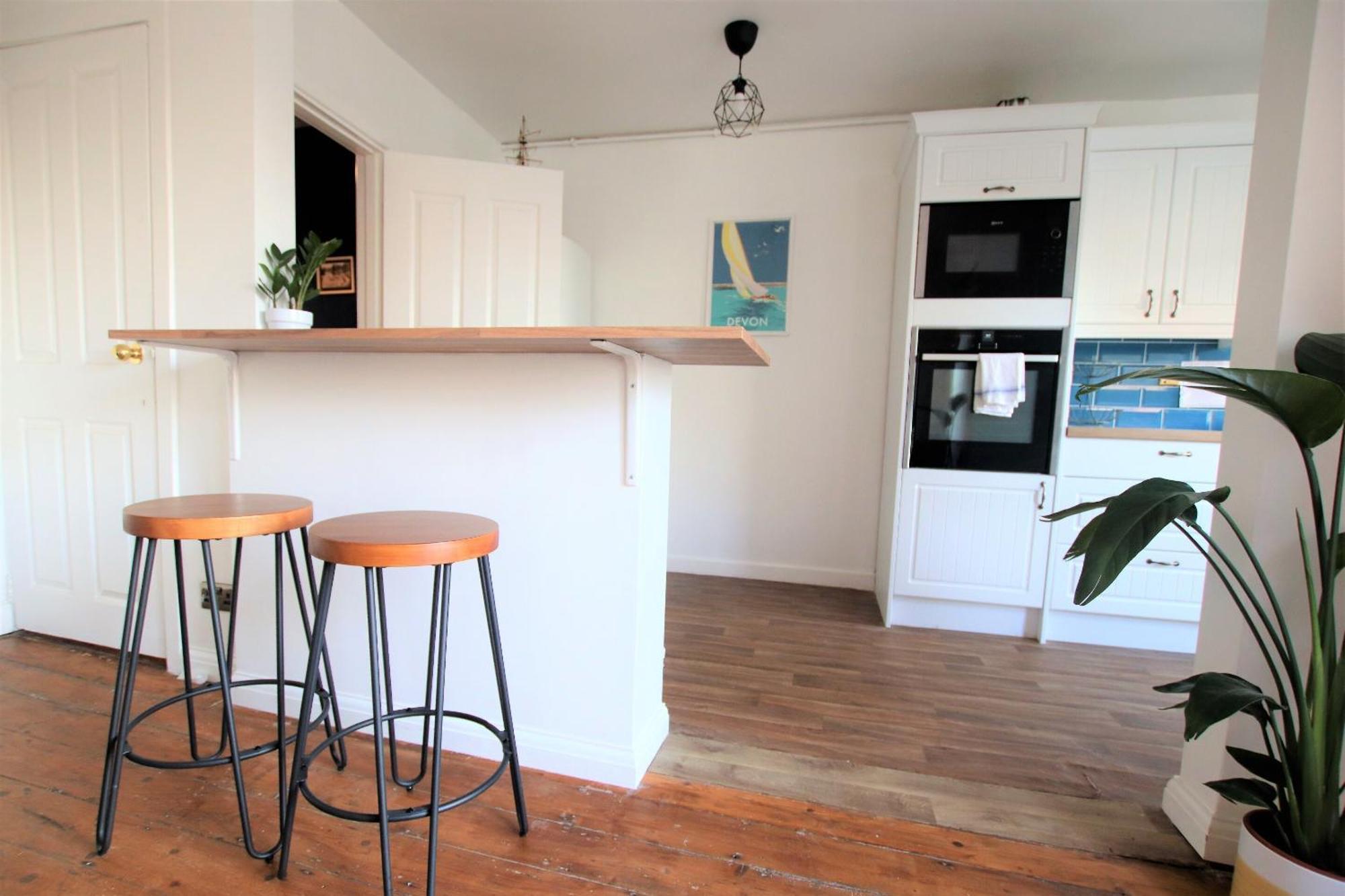 Contemporary In Friendly Easton, Free Parking