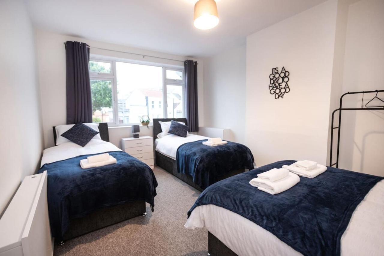 Downend Rd Contractors Long By Shortstayuk