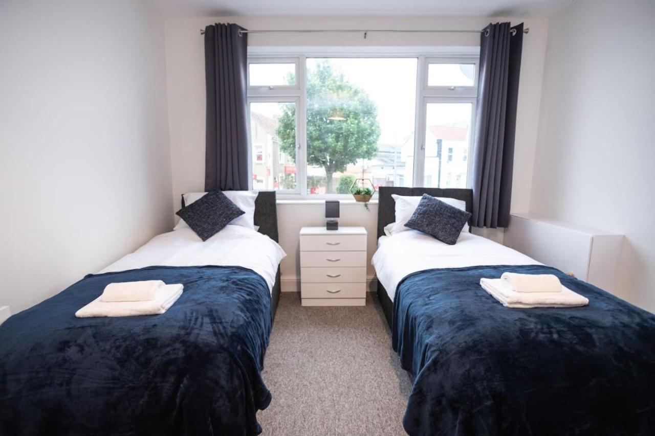 Downend Rd Contractors Long By Shortstayuk Apartment