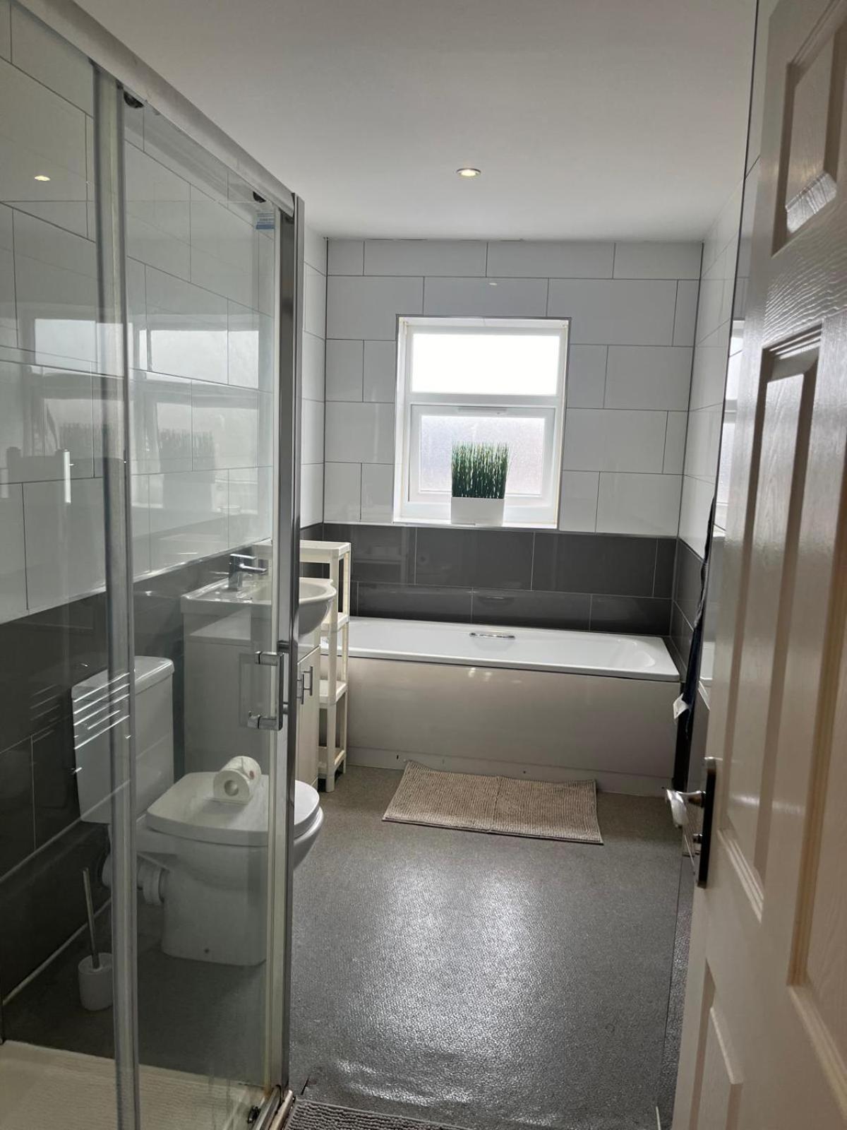 Apartment Short Term Lets From £15 Per Person Per Night