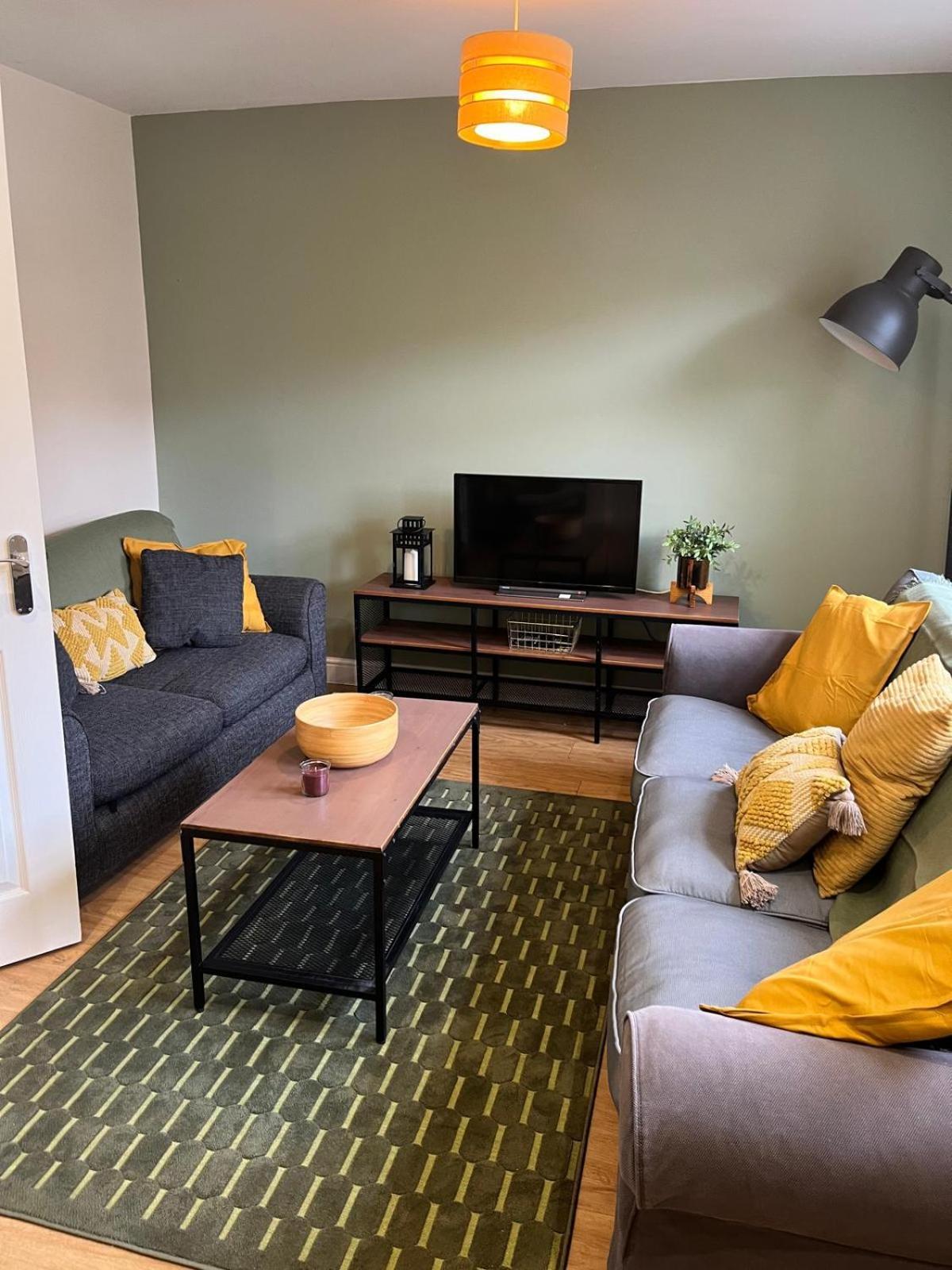 Short Term Lets From £15 Per Person Per Night Apartment *