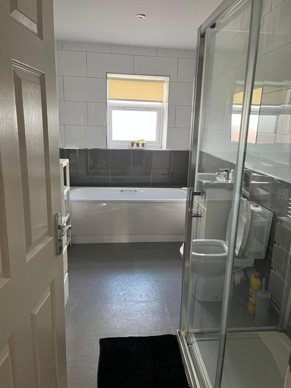 Short Term Lets From £15 Per Person Per Night * Bristol