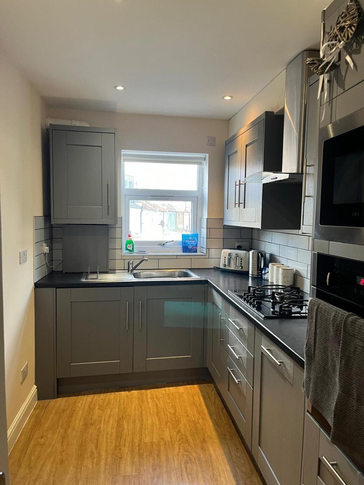 Short Term Lets From £15 Per Person Per Night * Bristol