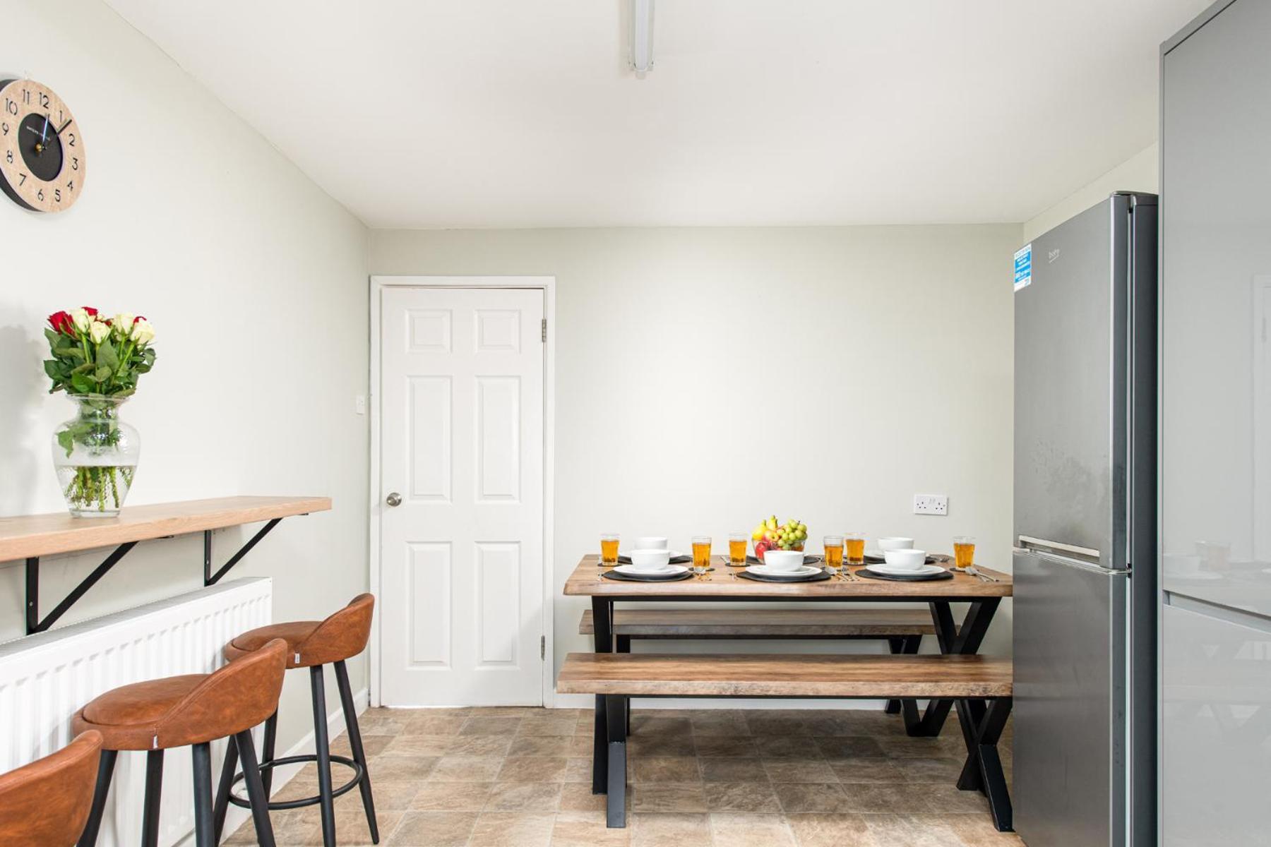 Long Stays-sleeps 9-parking-by Fabaccommodation Bristol
