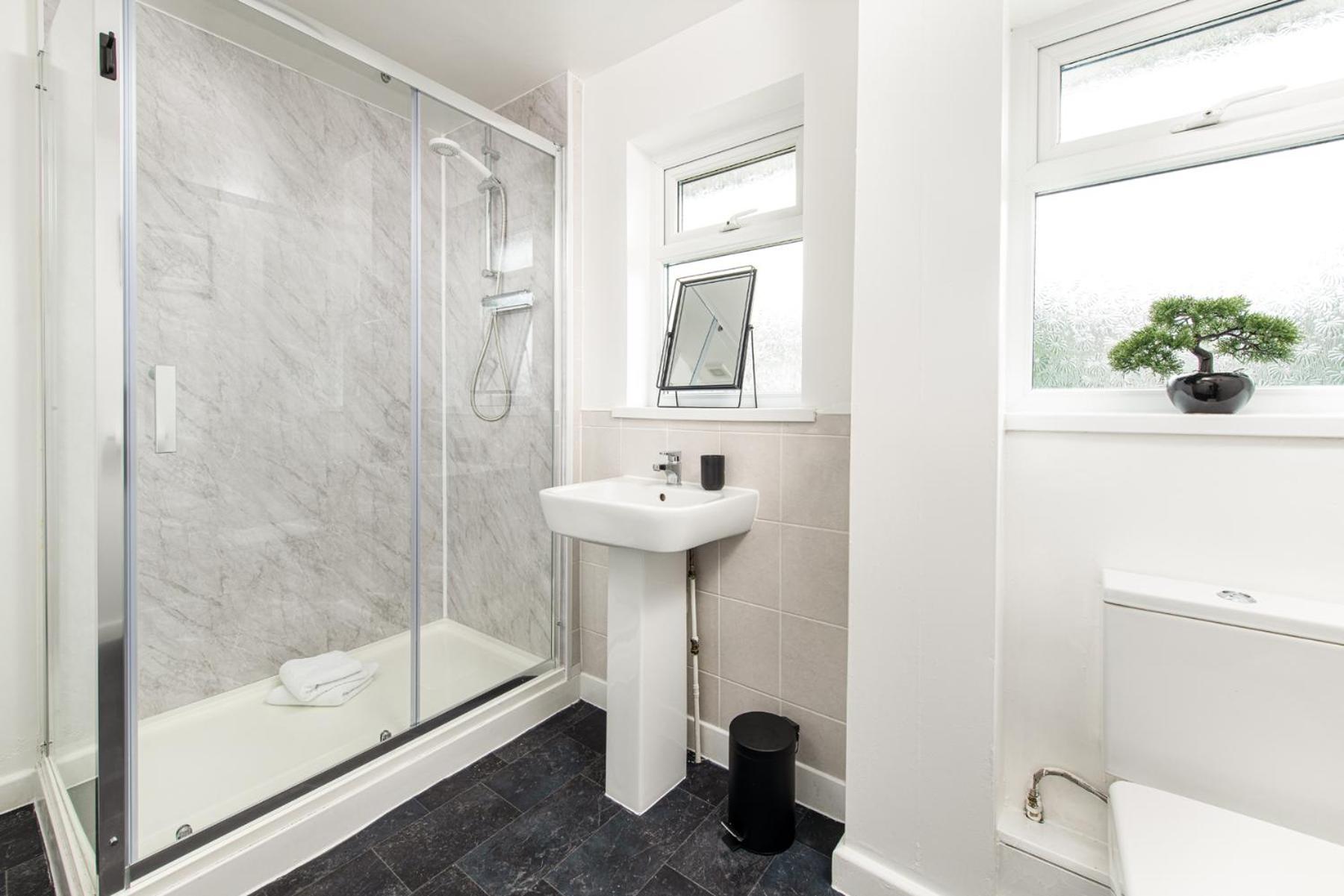 Holiday home Long Stays-sleeps 9-parking-by Fabaccommodation Bristol