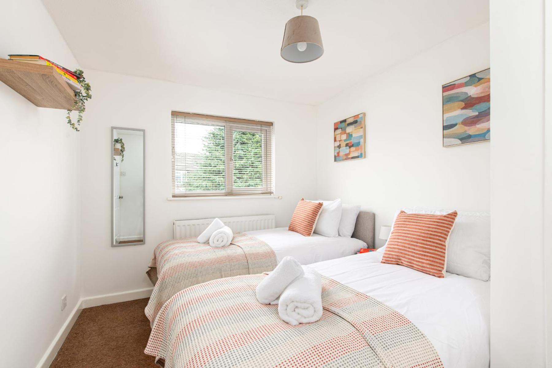 Long Stays-sleeps 9-parking-by Fabaccommodation *