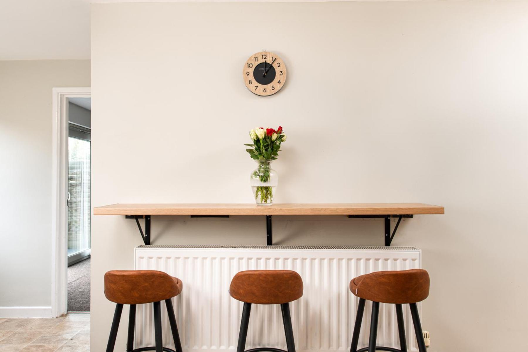 Long Stays-sleeps 9-parking-by Fabaccommodation Holiday home *
